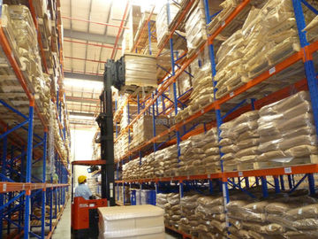 Stoccaggio del magazzino che accantona pallet resistente che tormenta gli scaffali robusti solidi